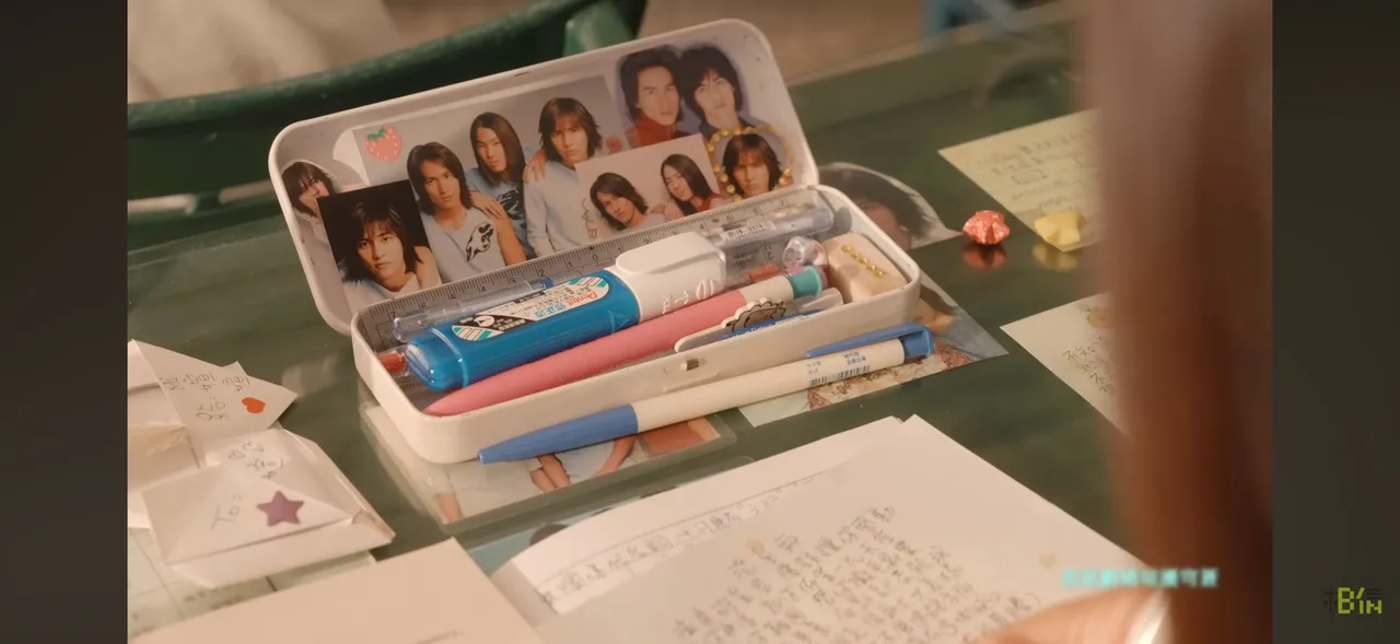 新歌《恒星不忘Forever Forever》MV，女高中生的铅笔盒上贴的照片，唯独没有朱孝天。翻摄相信音乐YT