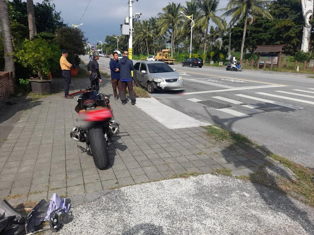 疑闯红灯！花莲红牌重机擦撞轿车　骑士喷飞血流如注亡