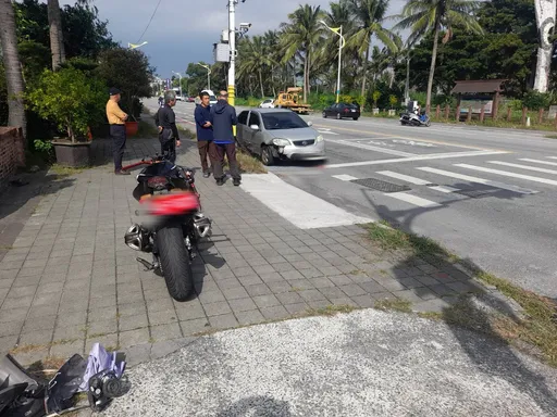 花莲重机疑闯红灯擦撞轿车　骑士倒地头部重创亡