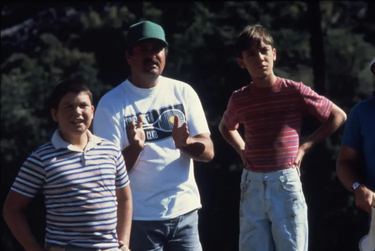 罗伯莱纳（中）执导《伴我同行》在1986年上映。拍摄IMDb