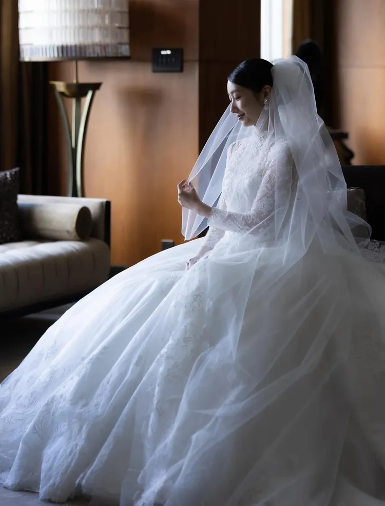 波瑠穿白紗禮服流露幸福。翻攝波瑠IG