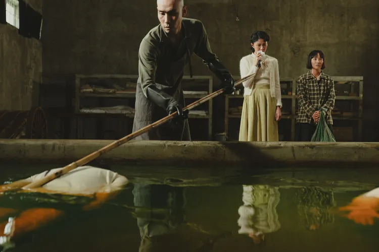 奈良美智特別點名兩場最打動他的戲——方郁婷（右）和9m88（中）去認哥哥屍體的那一幕。華文創 提供