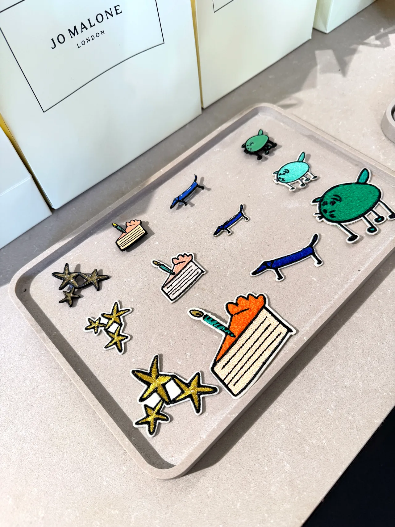 品牌亦全年提供客制包装服务，从礼盒、缎带到布章细节，都相当用心。张家玲摄