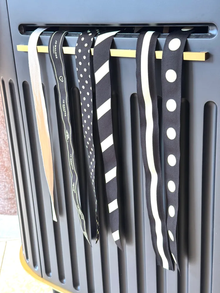 品牌亦全年提供客製包裝服務，從禮盒、緞帶到布章細節，都相當用心。張家玲攝