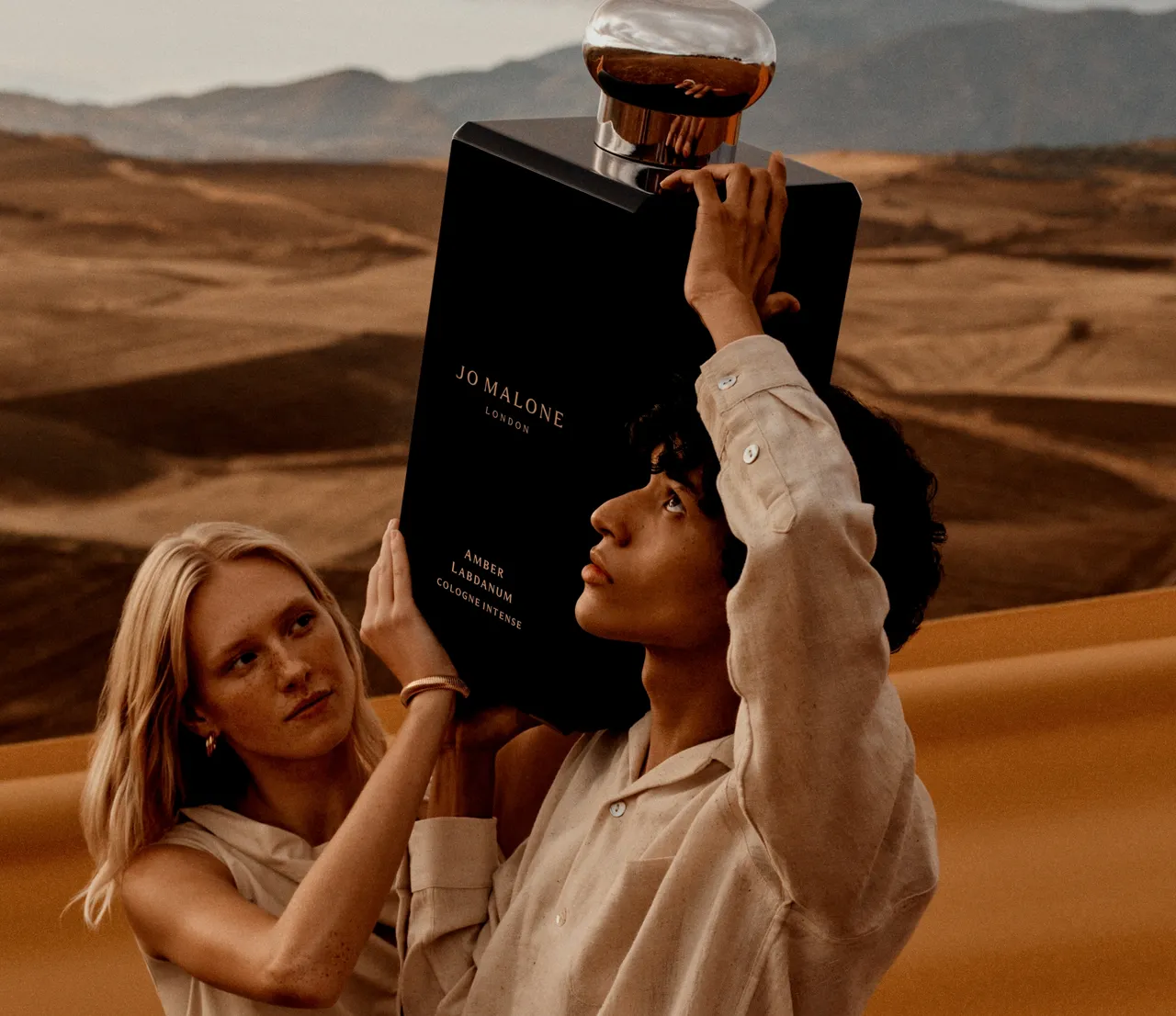 Jo Malone London推出全新「琥珀与岩蔷薇芳醇香水」。品牌提供