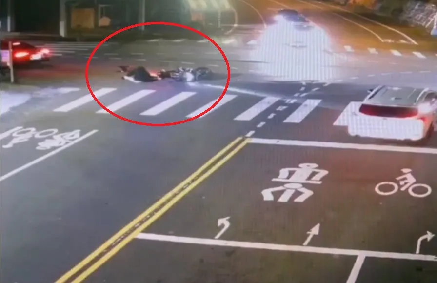 曾姓骑士倒地坐在地上。民众提供