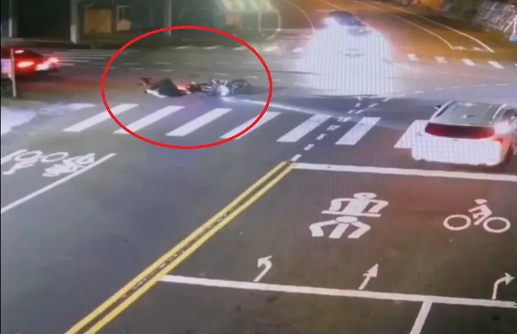 曾姓騎士倒地坐在地上。民眾提供