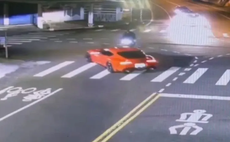 丰田Supra「牛魔王」跑车左转时，对向直行的红牌重机闪避不及，撞上跑车右侧车身。民众提供