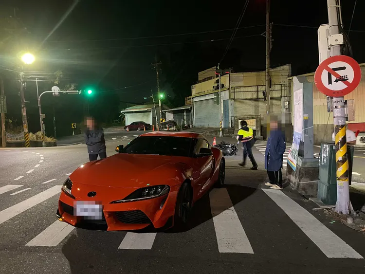 豐田Supra「牛魔王」跑車左轉，與對向直行的紅牌重機發生碰撞。民眾提供