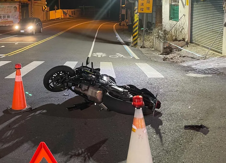紅牌重機煞車不及，撞上左轉的豐田跑車。民眾提供