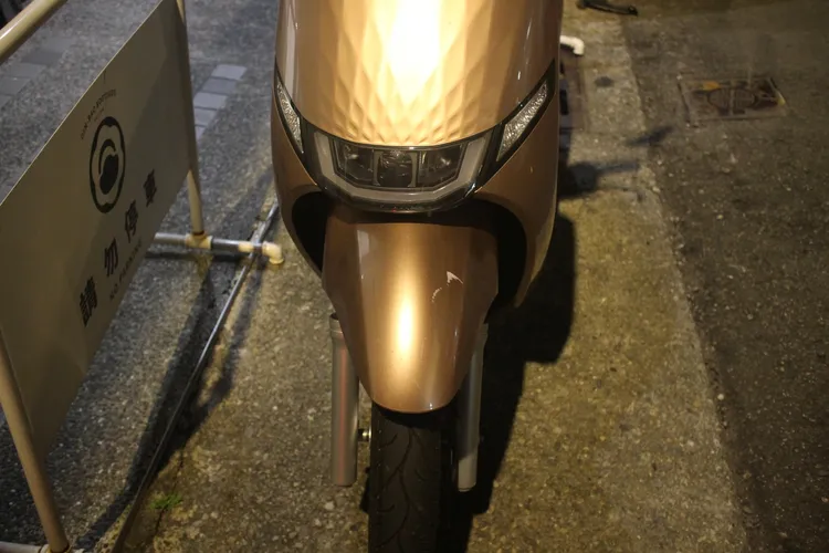 清運車不慎擦撞機車，但駕駛將機車扶起後就離去，涉嫌肇逃。翻攝畫面