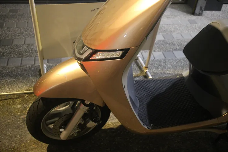 清運車不慎擦撞機車，但駕駛將機車扶起後就離去，涉嫌肇逃。翻攝畫面