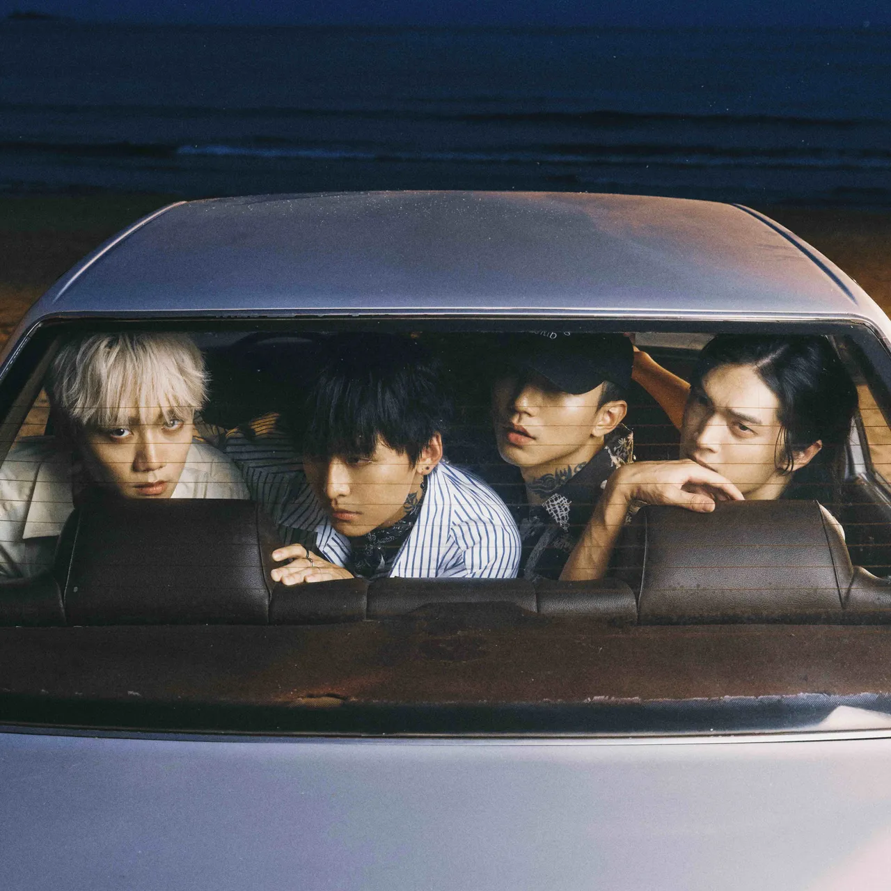 傻子与白痴推出全新EP《在没有答案的日子里》。傻子与白痴提供