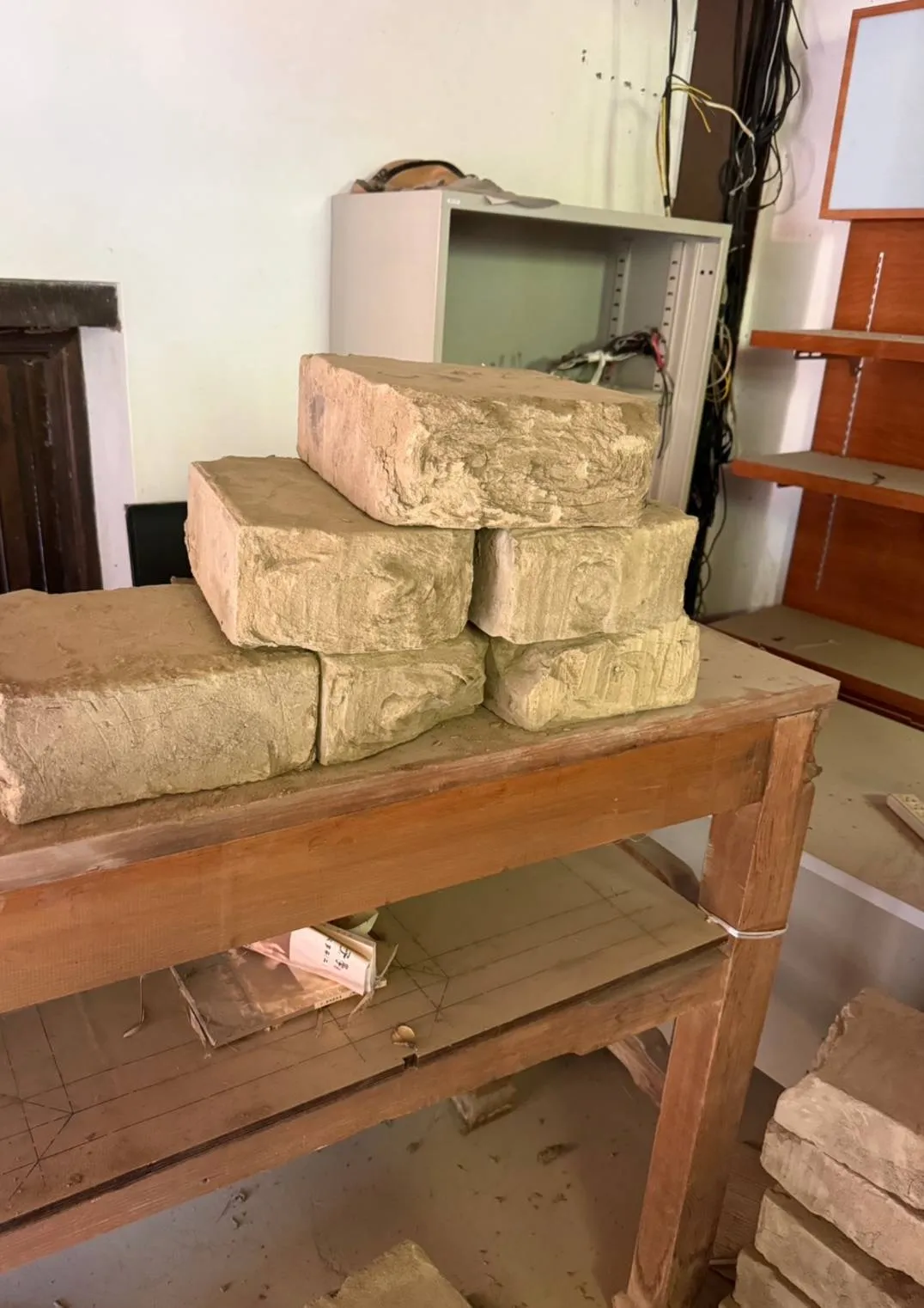 吴男搬运石块时突然发生意外，详细事发原因、死因有待厘清。民众提供