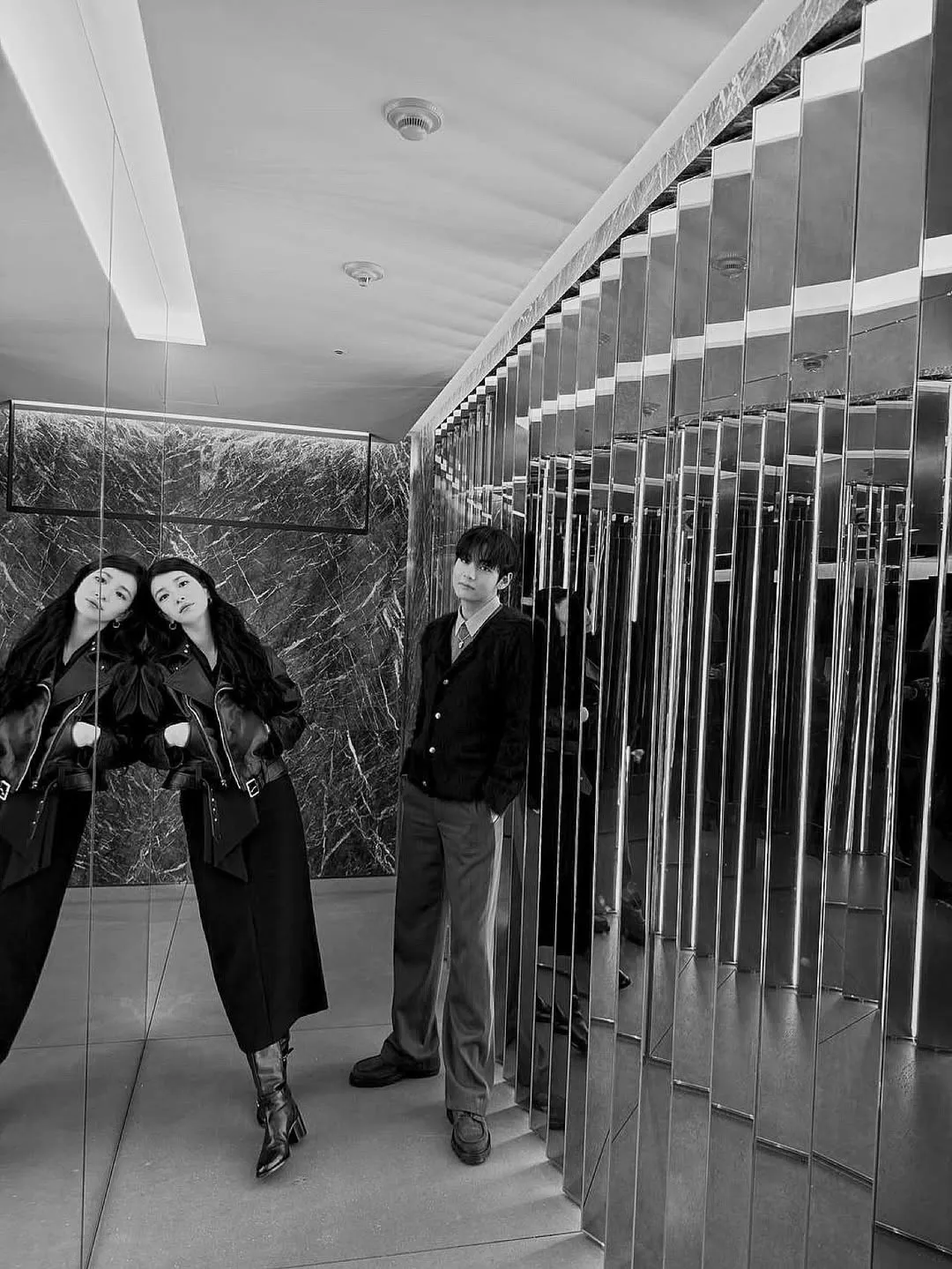 秀智（左）与V。翻摄秀智IG