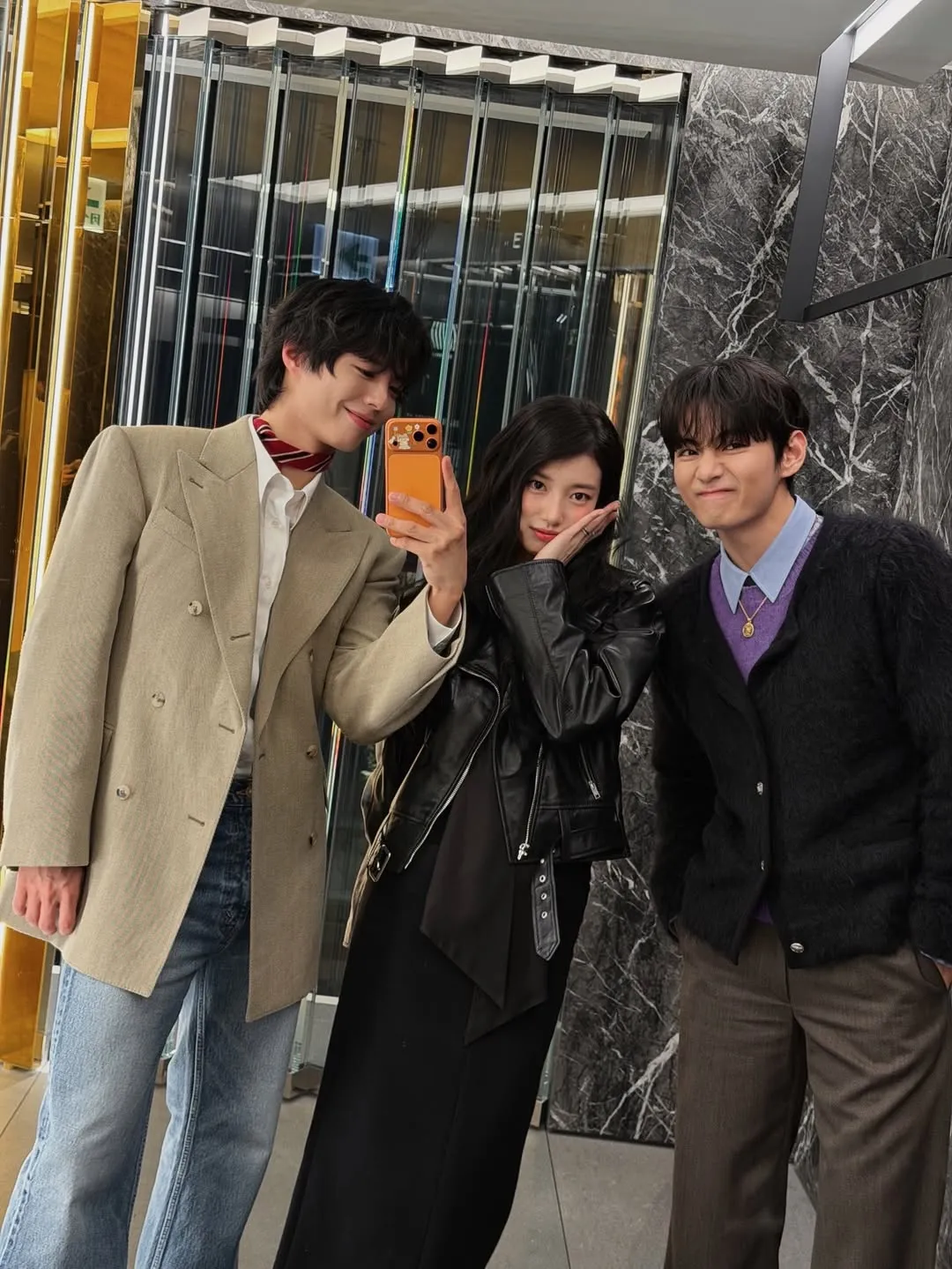 朴宝剑（左起）、秀智、V在CELINE活动合影。翻摄朴宝剑IG