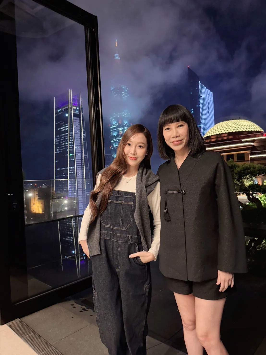 Jessica（左）前晚和爱尔丽总经理刘贞华在信义区享用少油的法式创新料理。读者提供