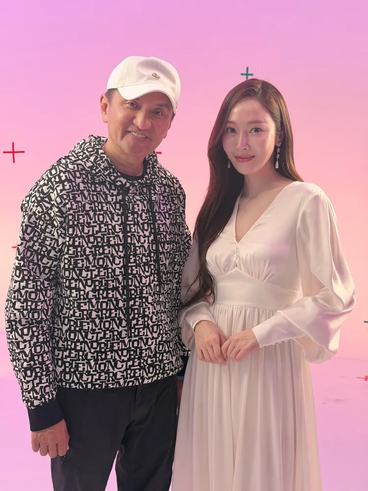 代言人Jessica（右）在五股片廠拍廣告，愛爾麗集團董事長常如山前來探班。特勤中心攝