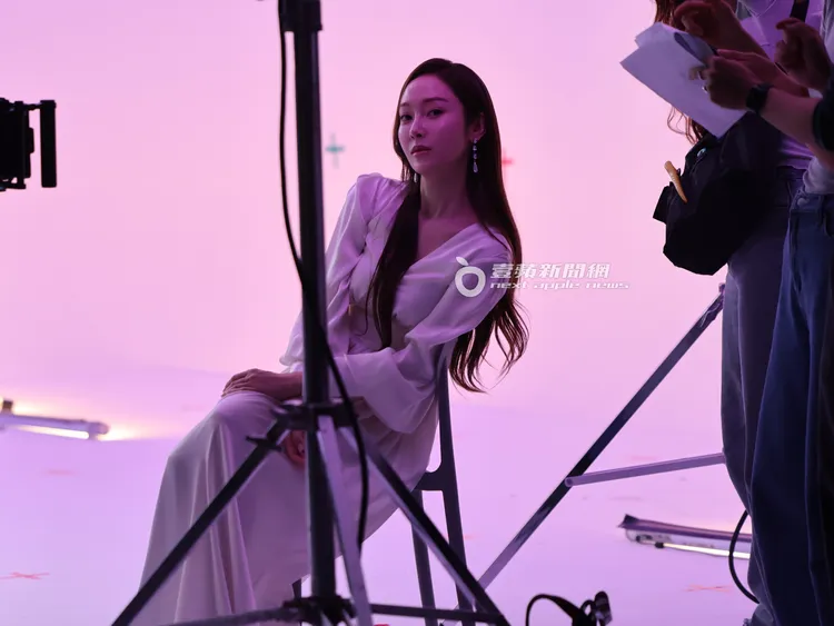 Jessica坐在一旁椅子上休息，舉手投足充滿女人味。特勤中心攝