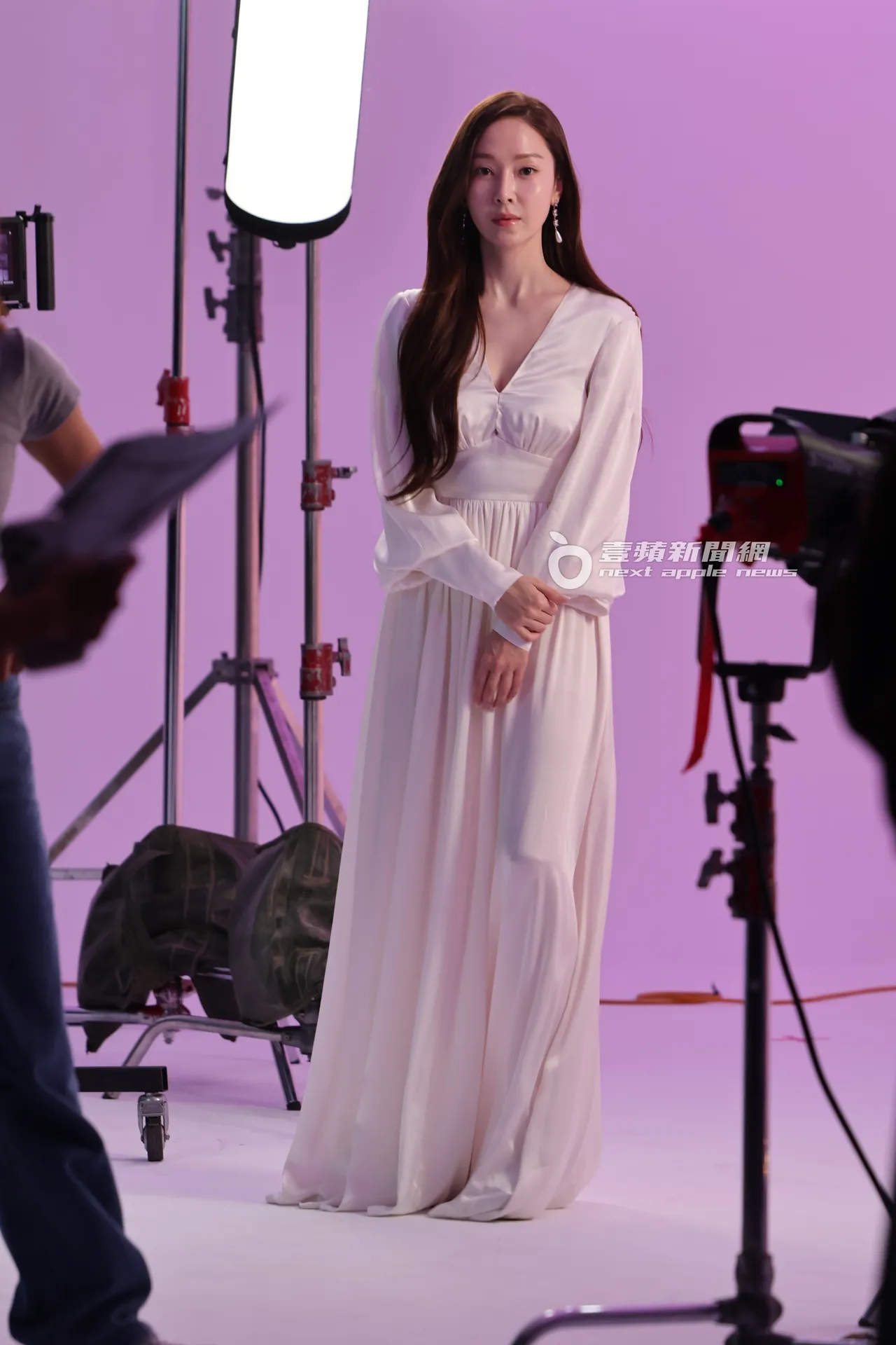 Jessica深V连身白裙仙气十足，气质清冷。特勤中心摄