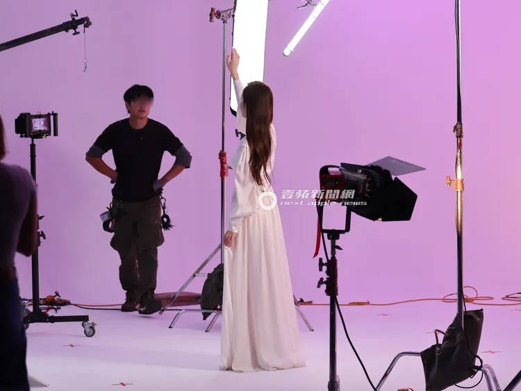 Jessica穿白色低胸深V連身裙，將手舉起猶如仙女下凡。特勤中心攝