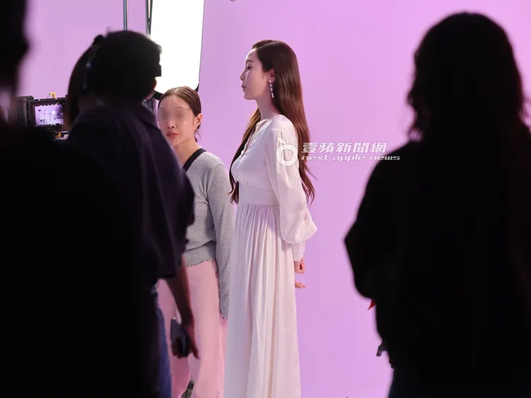 拍攝到一段落，Jessica相當敬業的看著螢幕，審視自己的表現。特勤中心攝