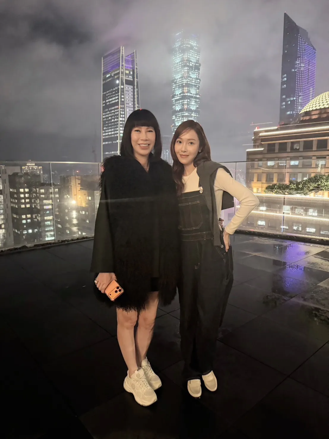 刘贞华（左）和Jessica餐叙共赏台北101夜景拍照留念。读者提供