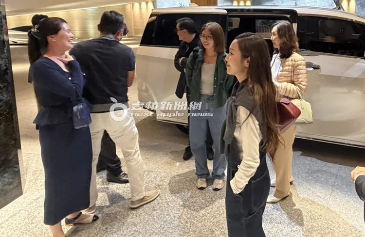 Jessica（右二）昨（10日）早和爸爸、媽媽（右）從文華東方酒店搭車到機場離台。特勤中心攝