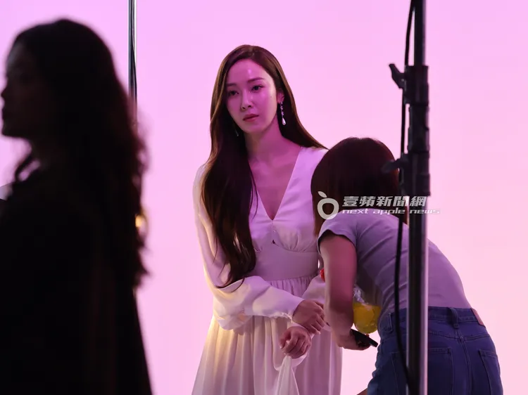 拍攝空檔，助理在一旁幫忙整理Jessica服裝儀容，只為拍出最好作品。特勤中心攝