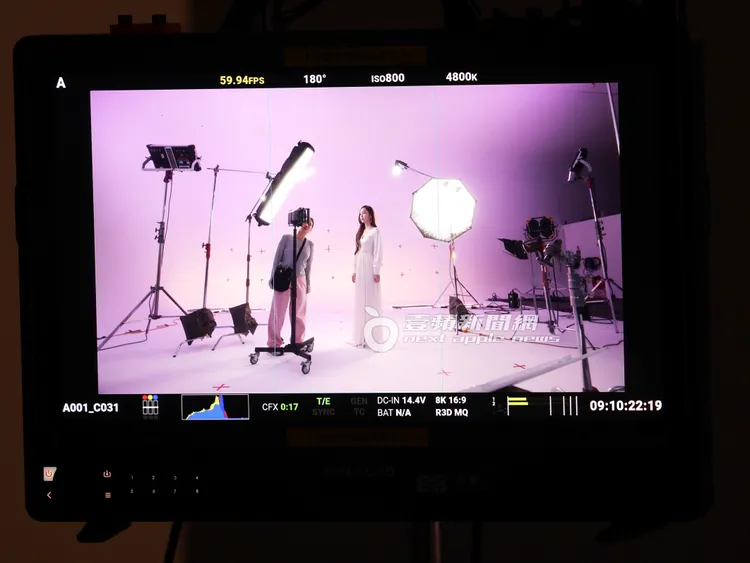 Jessica相當專業的在鏡頭前擺Pose拍攝。特勤中心攝