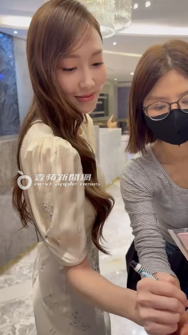 Jessica進出愛爾麗集團總部，大方幫守候的粉絲們簽名。特勤中心攝