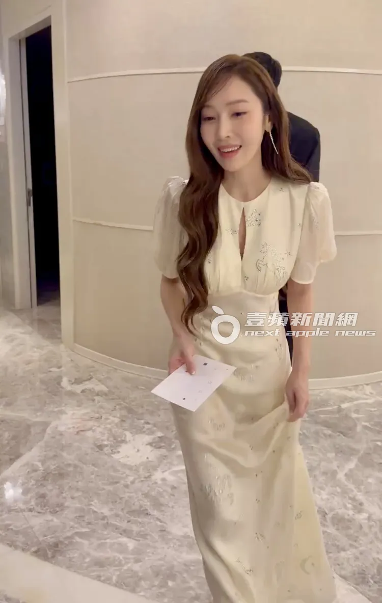 Jessica開心接下粉絲的信。特勤中心攝