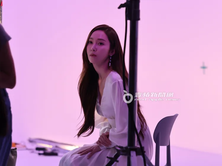 Jessica坐在一旁椅子上待命。特勤中心攝