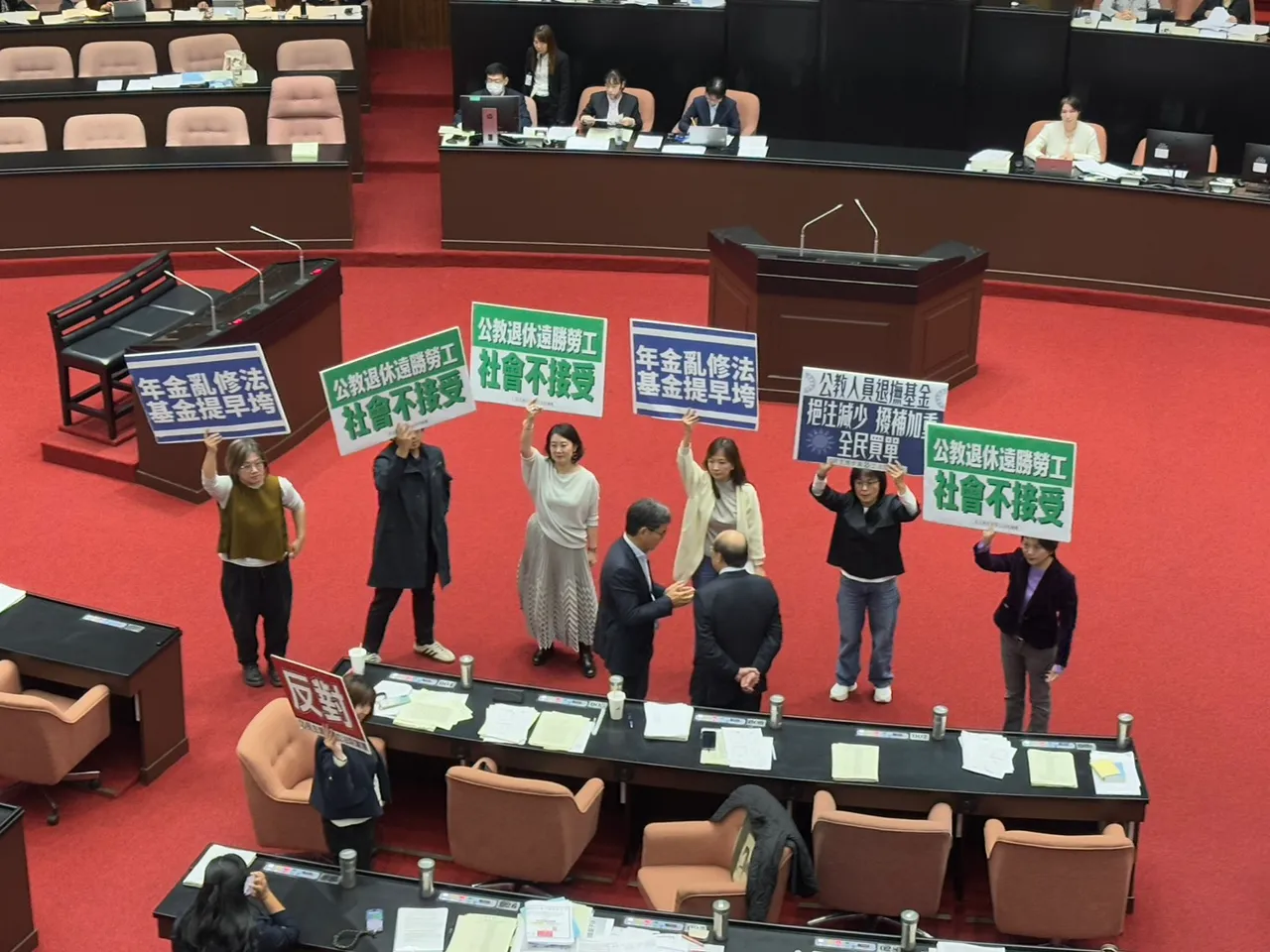 民进党团反对「停砍公教年金」。邱筠媜摄