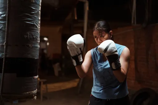 金牌得主「黑脸」骂哭众演员　71岁蔡振南苦练拳击2个月瘦了