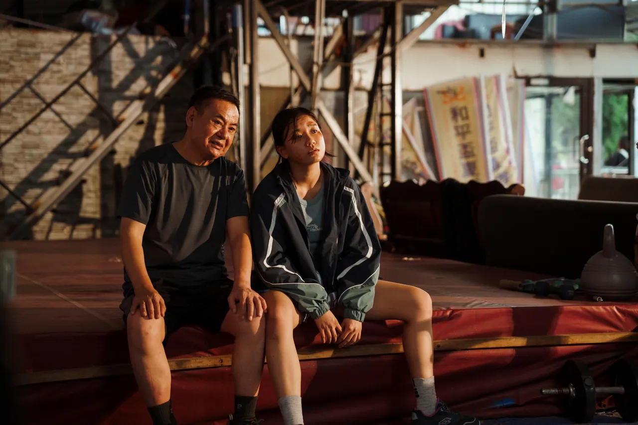 蔡振南和林怡婷饰演感情极好的师徒。华映提供