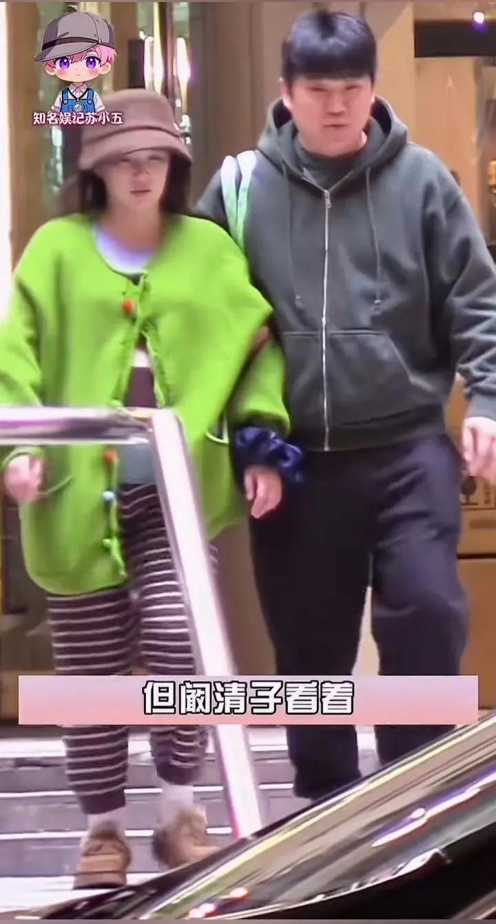 狗仔本月初曝光阚清子大腹便便逛街，老公搀扶她下阶梯。翻摄知名娱记苏小五微博