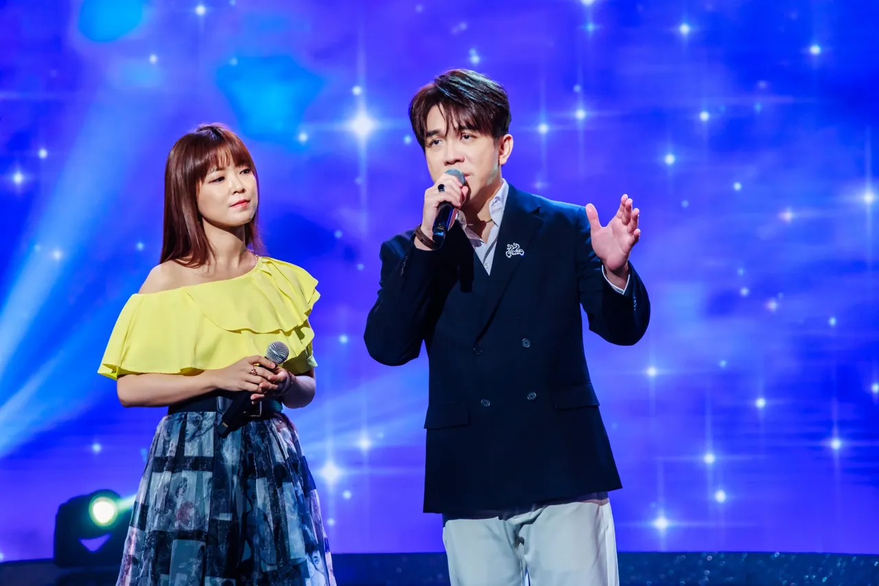 翁钰钧（左）和许志豪合唱。中视提供