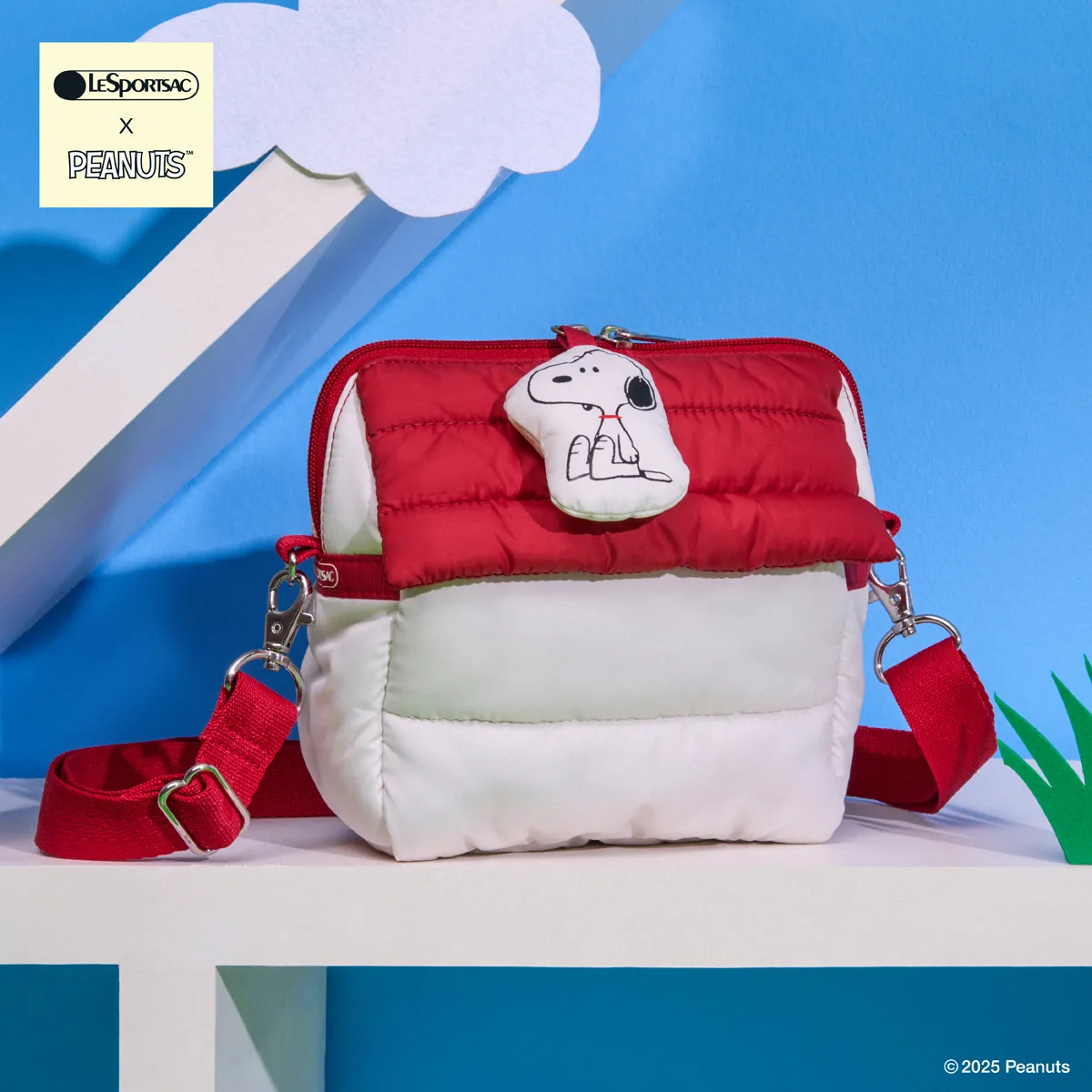 PEANUTS史努比甜蜜之家造型斜背包，5000元。品牌提供