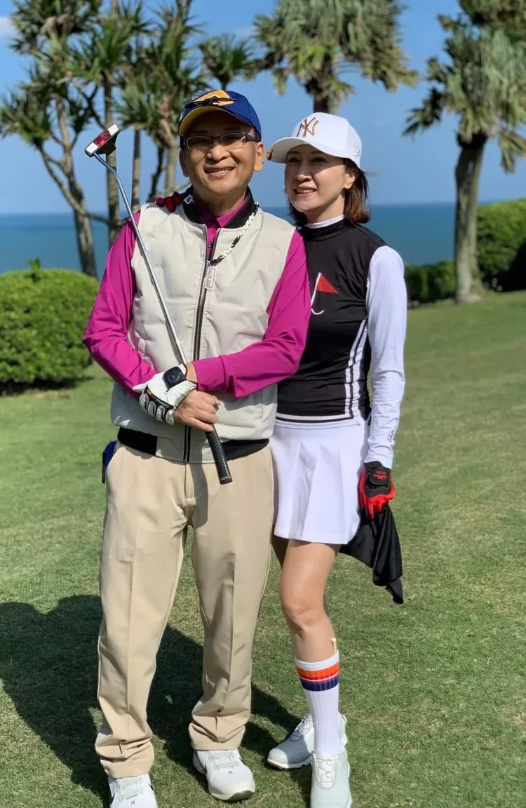 「天王御用伴奏」孔鏘與老婆感情深厚，夫妻倆常相約一起打球。本人提供