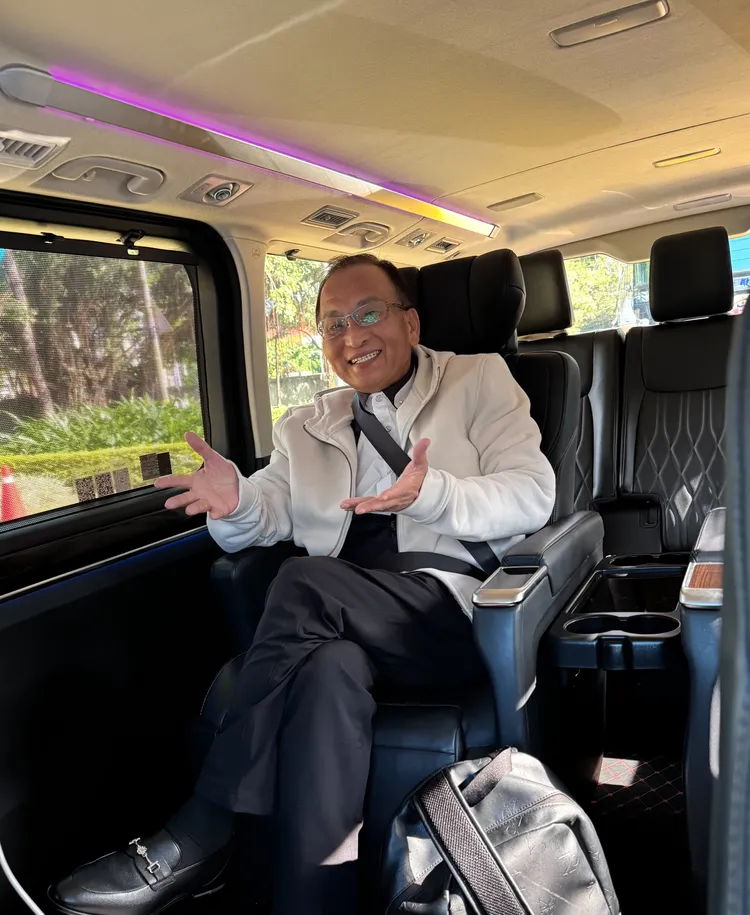 「天王御用伴奏」孔鏘正前往錄影的路途上。本人提供