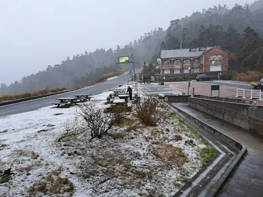 圣诞节后合欢山降下瑞雪　小风口一片雪白好浪漫