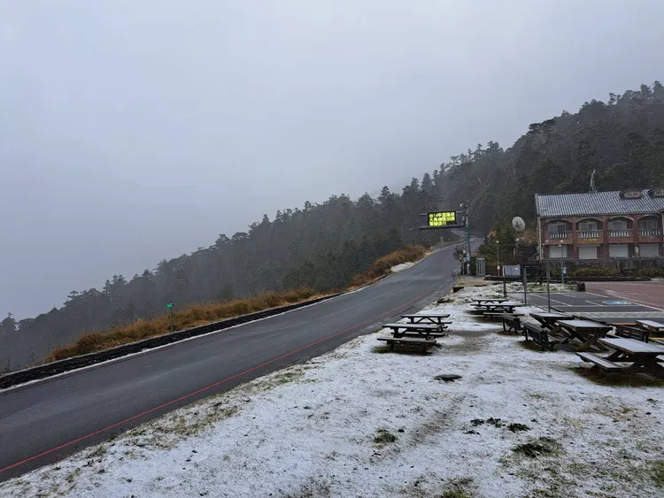 太魯閣國家公園小風口管理站已呈現一片雪白。太管處提供