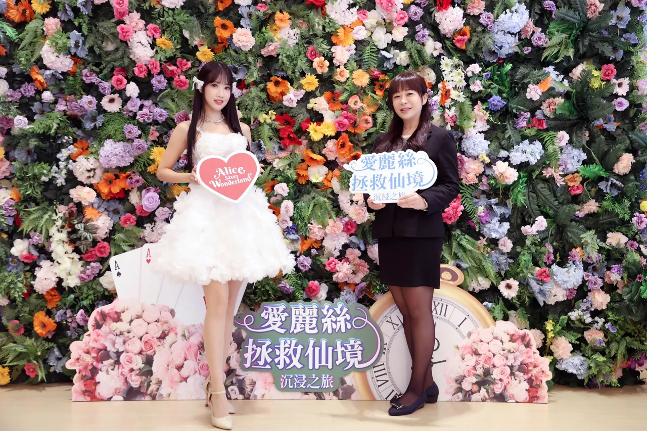 楊若歆（左）與營運長韓莉珊開心合影。詠威互動科技提供