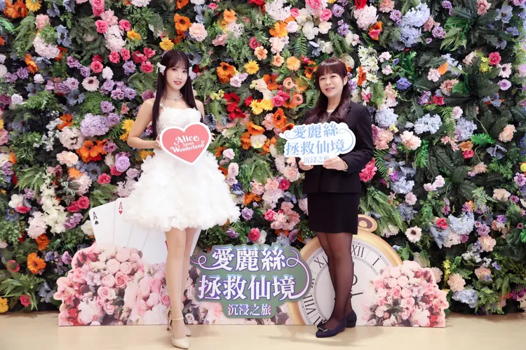 楊若歆（左）與營運長韓莉珊開心合影。詠威互動科技提供