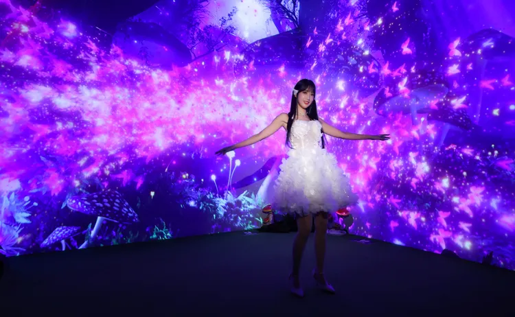 楊若歆受邀《愛麗絲拯救仙境：沉浸之旅－台北站》擔任一日店長。詠威互動科技提供