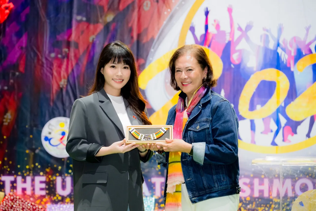 马尼拉经济文化办事处主席暨驻台代表彭科蓉以中文致词感谢高雄市政府照顾菲律宾社群，也热情替高雄加油。翻摄画面