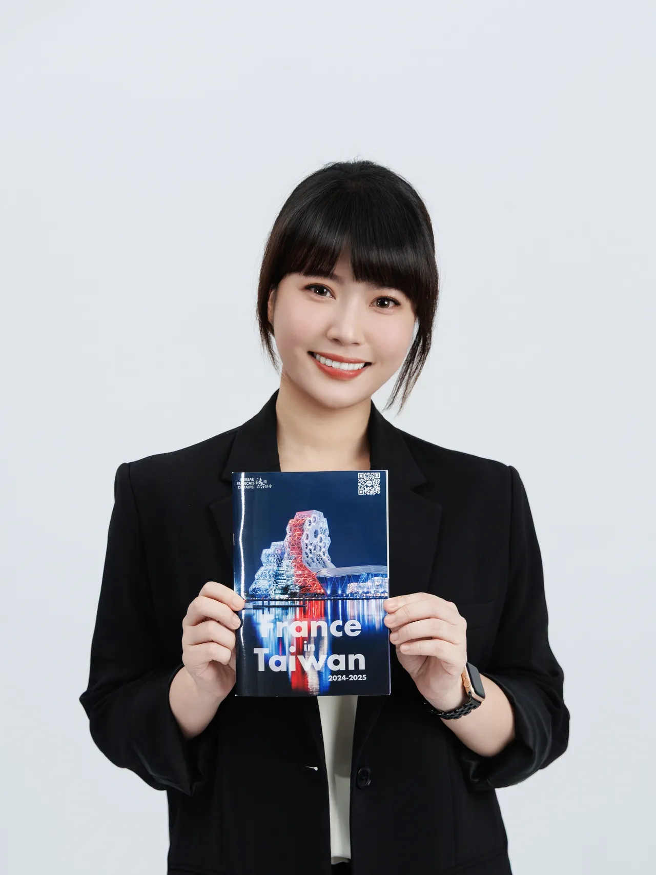 张砚卿任内首创法国生活节在高雄，今年吸引16万人参与。法国在台协会最新出版文化刊物，封面不是台北白昼之夜，而是高雄流行音乐中心夜景。翻摄画面