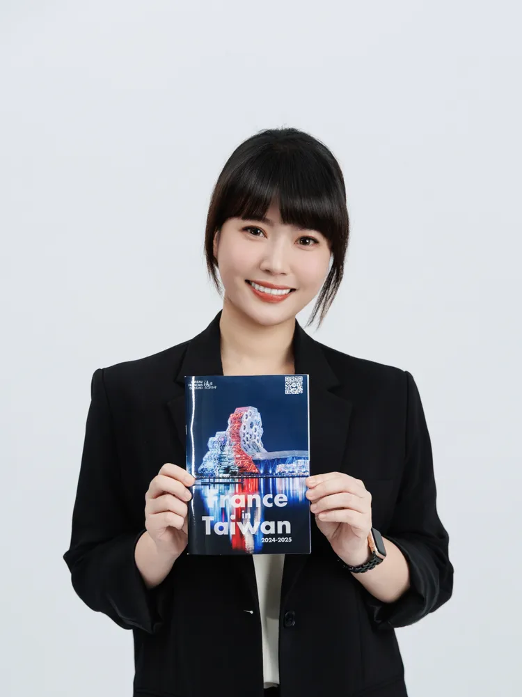 張硯卿任內首創法國生活節在高雄，今年吸引16萬人參與。法國在台協會最新出版文化刊物，封面不是台北白晝之夜，而是高雄流行音樂中心夜景。翻攝畫面