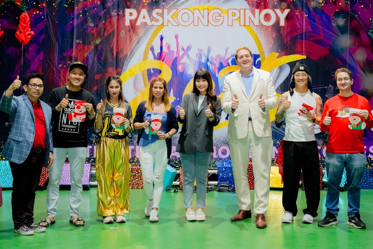 张砚卿与马尼拉驻台代表彭科蓉、高雄分处处长崔瑞霞美国在台协会高雄分处处长张子霖、泰国办事处高雄劳工处处长陈灿荣共同出席「2025 菲律宾圣诞舞蹈比赛」。翻摄画面